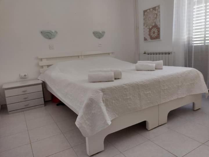 Villa Kadinela, 200M From Kamenjak, Huge Quiet Garden With Barbecue, 2 New Kitchens Premantura Ngoại thất bức ảnh